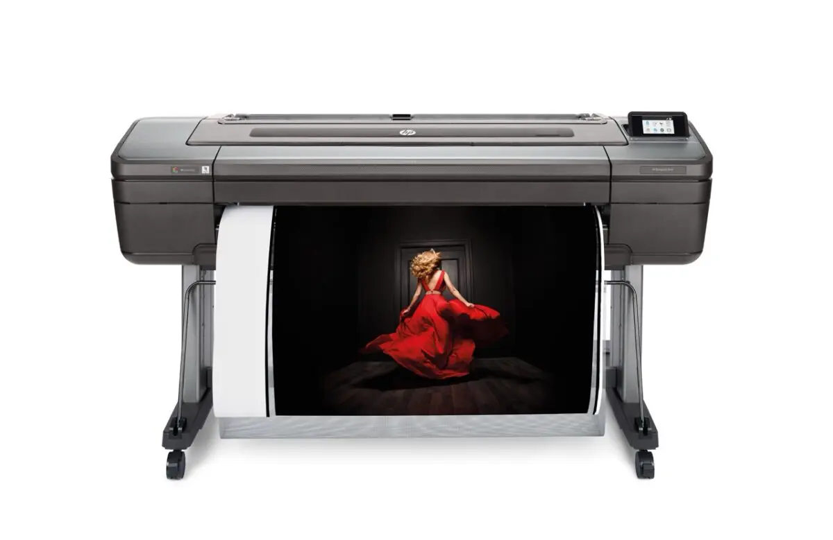 HP DesignJet V-trimmer in operation