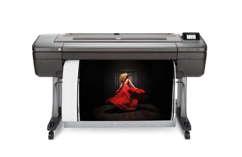 HP DesignJet V-trimmer in operation